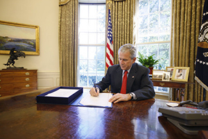 El presidente Bush decreta la emergencia