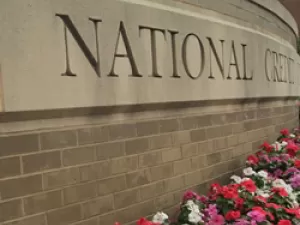 "National Credit Union Administration" grabado en 
piedra en el exterior del edificio